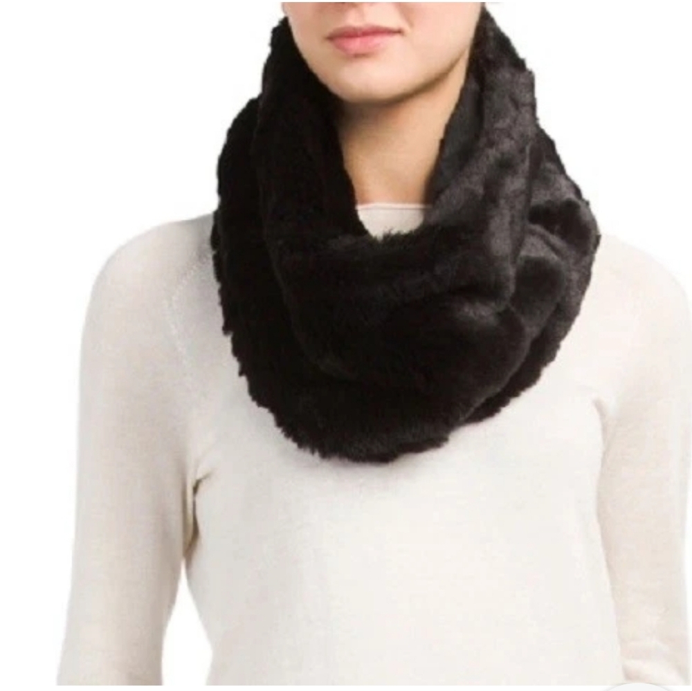NWT Louisa Perini Faux Chinchilla Fur Neck Warmer - Black